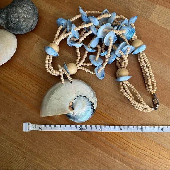 📌SOLD📌Boho Beach White shell pendant with multi-strand blue shell necklace - Picture 10 of 11